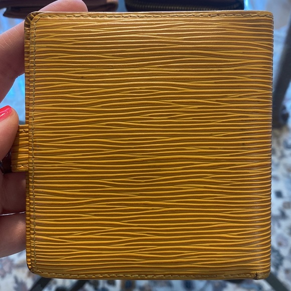 Authentic Louis Vuitton Epi bifold wallet - Picture 3 of 10